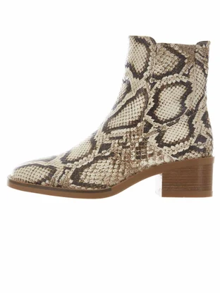 Piedi Nudi zuma snake