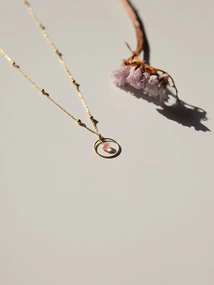 VINOOS NECKLACE GOLD CIRCLE PINK THINK