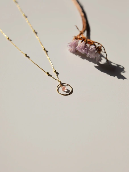 VINOOS NECKLACE GOLD CIRCLE PINK THINK